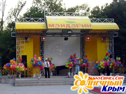 На площадке открытого концерт-холла проводятся праздничные церемонии, шоу, хит-парады, конкурсы и дискотеки