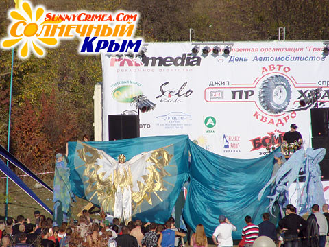 Выступление Евпаторийского театра на ходулях