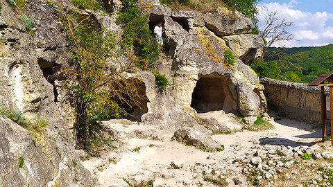 Начало маршрута по пещерному городу