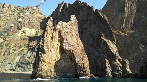 Скала Золотые ворота в море под Карадагом