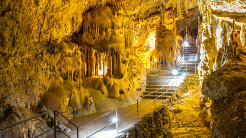 Мраморная пещера, расположенная на Чатырдаге, — самая большая и красивая оборудованная пещера Крыма