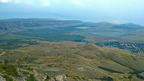 Вид на плато Узун-Сырт (вытянутая гора слева) из ротонды «Звездопад воспоминаний»