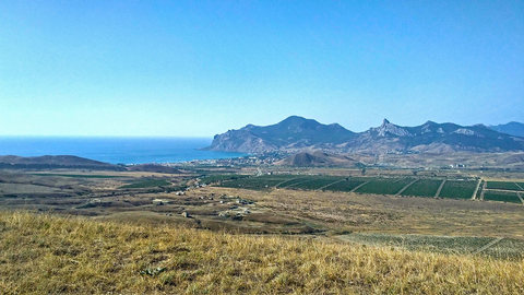 Вид на Баракольскую долину, Коктебель и Карадаг с кромки горы Клементьева