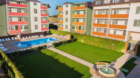 Корпуса (слева направо) 4, 2, 1 и территория