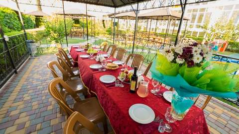 Банкет в одной из больших беседок