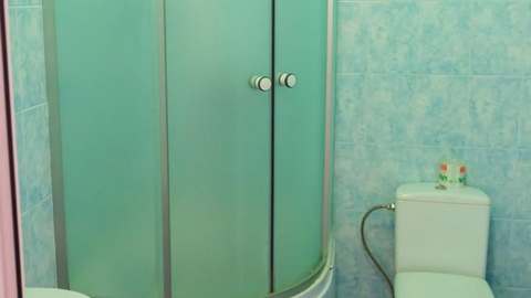 Санузел в 2-местном номере «Делюкс» с французским балконом (корпус 2)