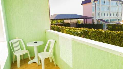 Балкон в 3-местном «Делюксе» с видом на море (корпус 2)