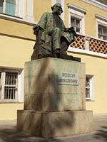 Памятник Айвазовскому у Национальной картинной галереи Айвазовского в Феодосии