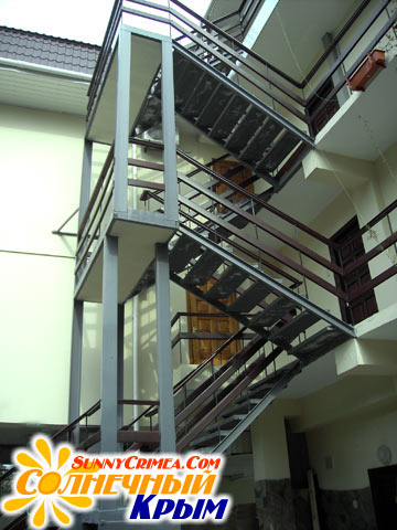 Лестница в корпусе, ведущая на 2-4-й этажи