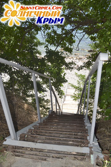 Лестница в конце спуска на необорудованный пляж