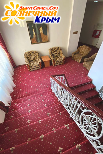 Исторические лестницы в холле старейшего отеля Феодосии