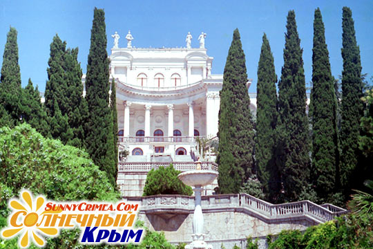 Корпус № 1 санатория "Украина" построен в 1955 году в стиле сказочного дворца
