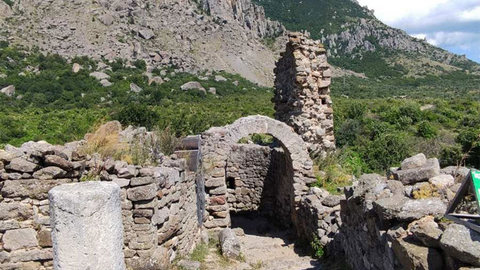 Руины въездной башни и надвратной церкви Святого Феодора Стратилата