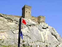 Генуэзская крепость - вид с пляжа, расположенного под крепостью