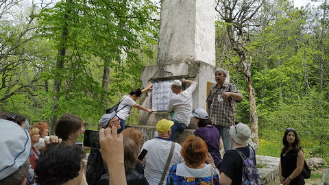 Монумент в память проезда на Южный берег Александра I на Ангарском перевале («памятник строителям дороги»)