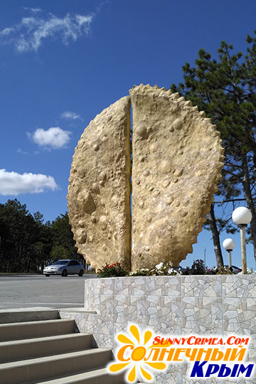 Памятник чебуреку у этнокафе "Ак-Кая" в Белогорске