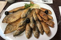Сет из свежепожареной свежевыловленной черноморской рыбы в одном из кафе Балаклавы